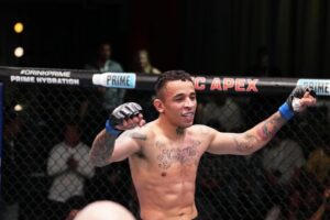 Carlos Prates vence mais uma e se mantém invicto no UFC. Foto: Reprodução X/UFC News