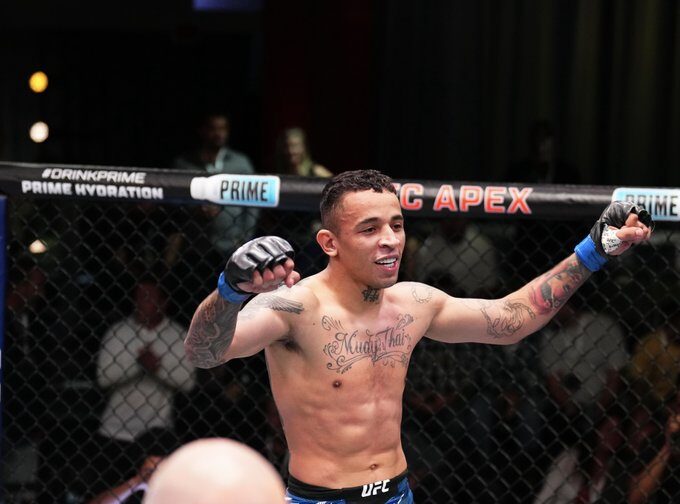 Carlos Prates vence mais uma e se mantém invicto no UFC. Foto: Reprodução X/UFC News