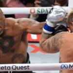 Mike Tyson conecta um golpe em Jake Paul