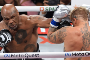 Mike Tyson conecta um golpe em Jake Paul