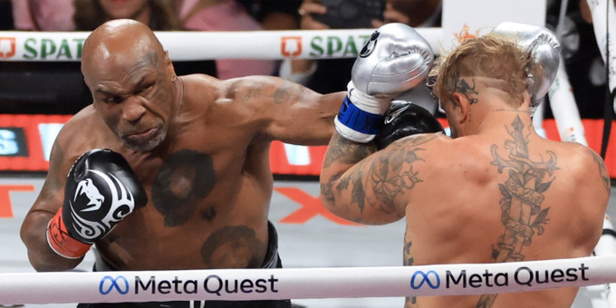 Mike Tyson conecta um golpe em Jake Paul