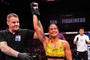 Gabriella Fernandes supera adversidades e aplica mata leão em Cong Wang. foto twitter / UFC NEWS