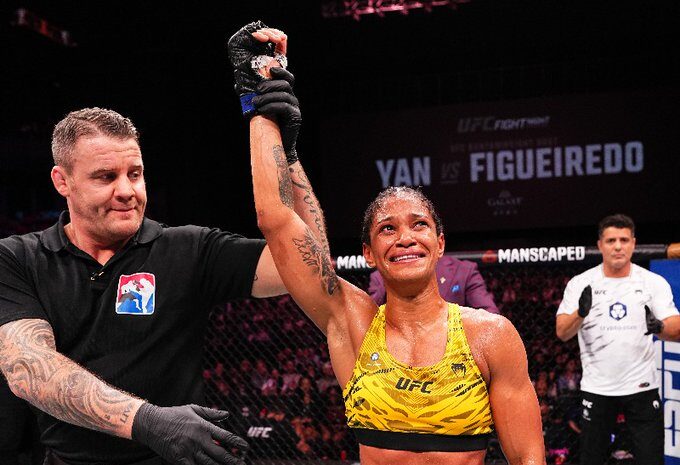 Gabriella Fernandes supera adversidades e aplica mata leão em Cong Wang. foto twitter / UFC NEWS