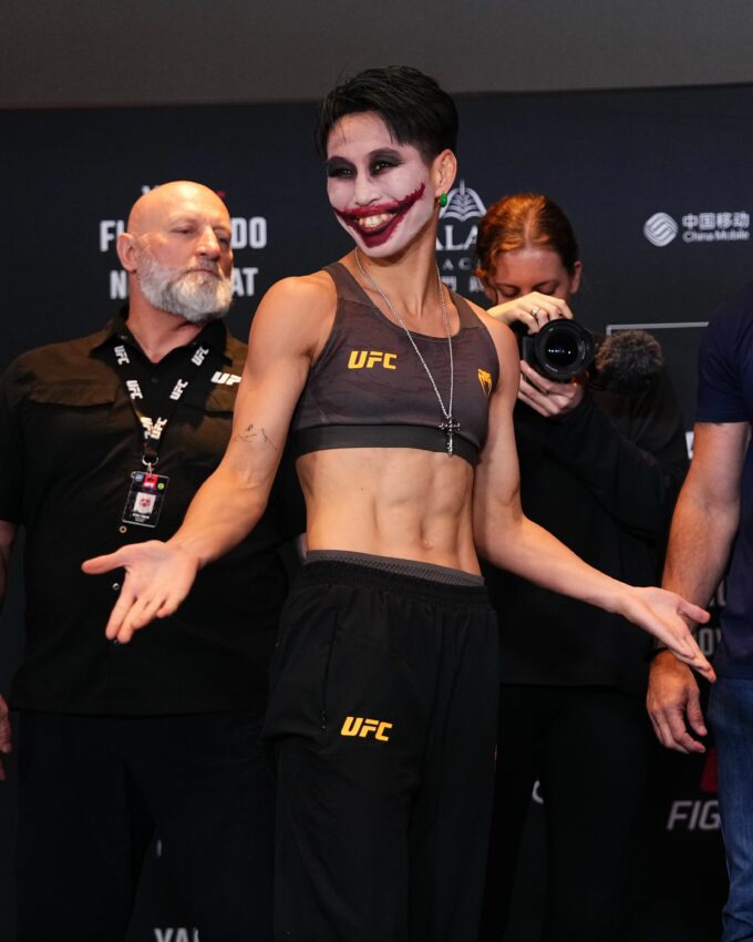 Lutadora do UFC surpreende, chega em pesagem como Coringa e provoca adversária brasileira. Foto: Reprodução/Twitter/UFC