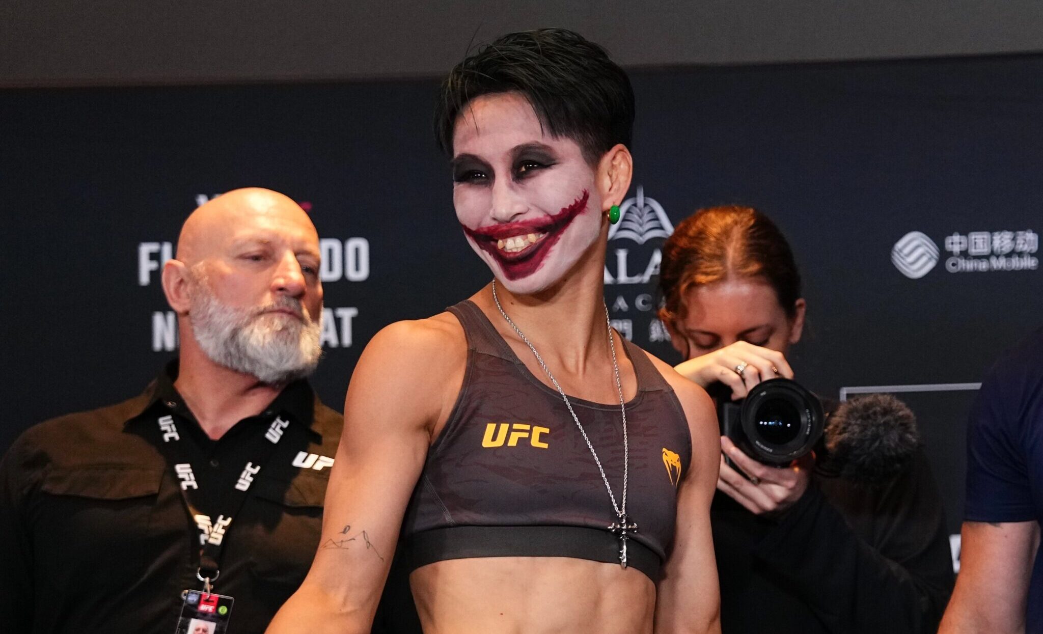 Lutadora do UFC surpreende, chega em pesagem como Coringa e provoca adversária brasileira. Foto: Reprodução/Twitter/UFC