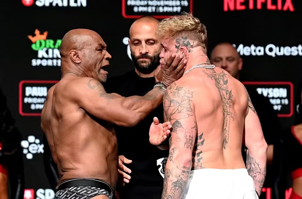 Mike Tyson perde a cabeça e dá tapa em Jake Paul durante pesagem no boxe. Foto: Reprodução/Instagram/Netflix