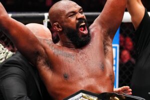 Jon Jones vence Miocic por nocaute, defende cinturão no UFC 309 e nega aposentadoria. Foto: Reprodução/Twitter/UFC