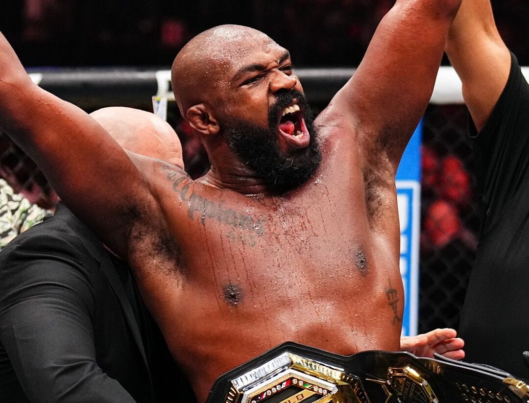 Jon Jones vence Miocic por nocaute, defende cinturão no UFC 309 e nega aposentadoria. Foto: Reprodução/Twitter/UFC