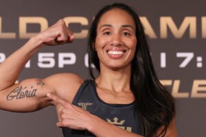 Taila Santos deu um passo importante em sua jornada rumo ao título do torneio peso mosca (até 65,7 kg) da PFL, com prêmio de US$ 1 milhão (aproximadamente R$ 5,98 milhões) na cotação atual. Na manhã desta quinta-feira (28), véspera da grande final da competição contra Dakota Ditcheva, a catarinense venceu o desafio contra a balança na pesagem oficial do evento, que acontece nesta sexta-feira (29), em Riade, na Arábia Saudita. Escalada para a luta co-principal da PFL World Championsip 2024, Taila Santos cravou os 56,7 kg, peso limite da divisão peso mosca. Adversária da brasileira, a invicta britânica Dakota Ditcheva também confirmou presença batendo 56,6 kg. Assim como Taila Santos e Dakota Ditcheva, todos os outros dez envolvidos nas finais de torneios do evento cumpriram seus compromissos e ficaram dentro dos limites de suas respectivas categorias.