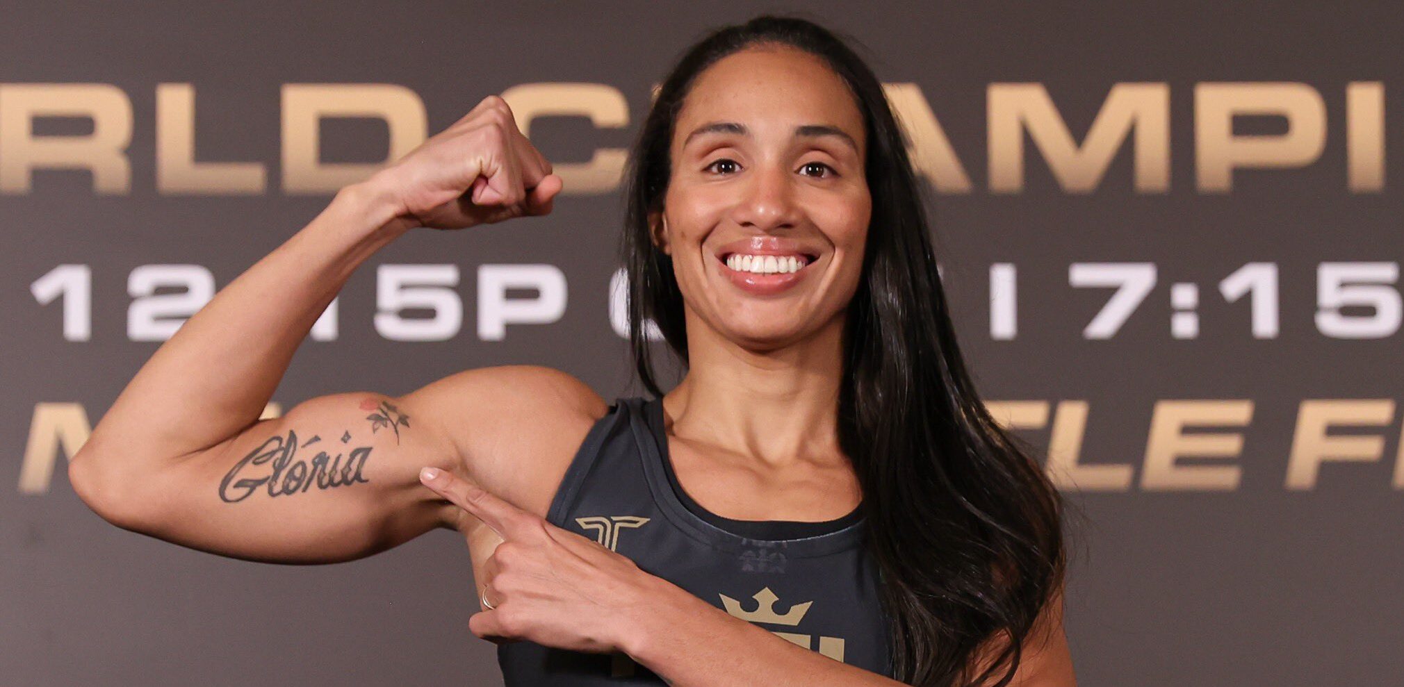 Taila Santos deu um passo importante em sua jornada rumo ao título do torneio peso mosca (até 65,7 kg) da PFL, com prêmio de US$ 1 milhão (aproximadamente R$ 5,98 milhões) na cotação atual. Na manhã desta quinta-feira (28), véspera da grande final da competição contra Dakota Ditcheva, a catarinense venceu o desafio contra a balança na pesagem oficial do evento, que acontece nesta sexta-feira (29), em Riade, na Arábia Saudita. Escalada para a luta co-principal da PFL World Championsip 2024, Taila Santos cravou os 56,7 kg, peso limite da divisão peso mosca. Adversária da brasileira, a invicta britânica Dakota Ditcheva também confirmou presença batendo 56,6 kg. Assim como Taila Santos e Dakota Ditcheva, todos os outros dez envolvidos nas finais de torneios do evento cumpriram seus compromissos e ficaram dentro dos limites de suas respectivas categorias.