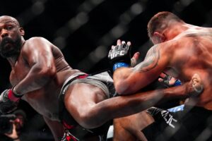 Jon Jones vence Miocic por nocaute, defende cinturão no UFC 309 e nega aposentadoria. Foto: Reprodução/Twitter/UFC