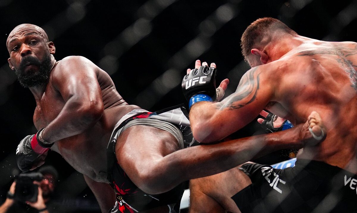 Jon Jones vence Miocic por nocaute, defende cinturão no UFC 309 e nega aposentadoria. Foto: Reprodução/Twitter/UFC