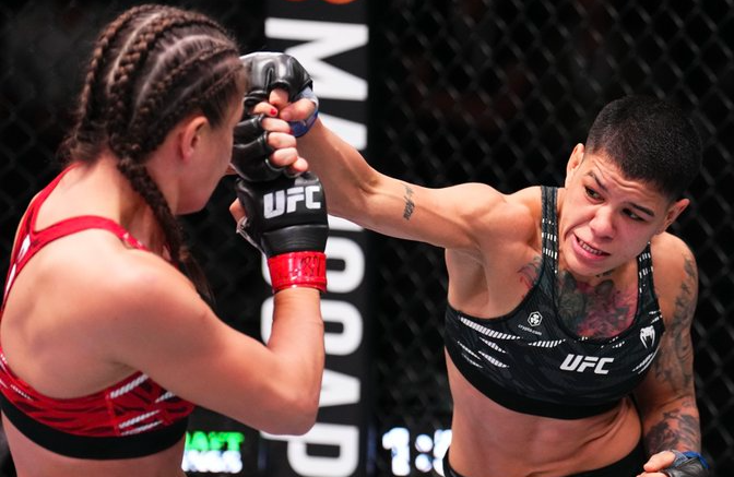 Denise Gomes vence Karolina Kowalkiewicz no UFC Vegas 100. Foto: Reprodução X/UFC News