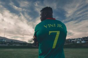 Ngannou com uma camisa da seleção de Camarões com o nome de Vini Jr. / Reprodução Instagram