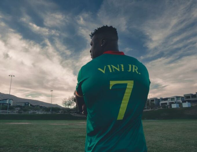 Ngannou com uma camisa da seleção de Camarões com o nome de Vini Jr. / Reprodução Instagram