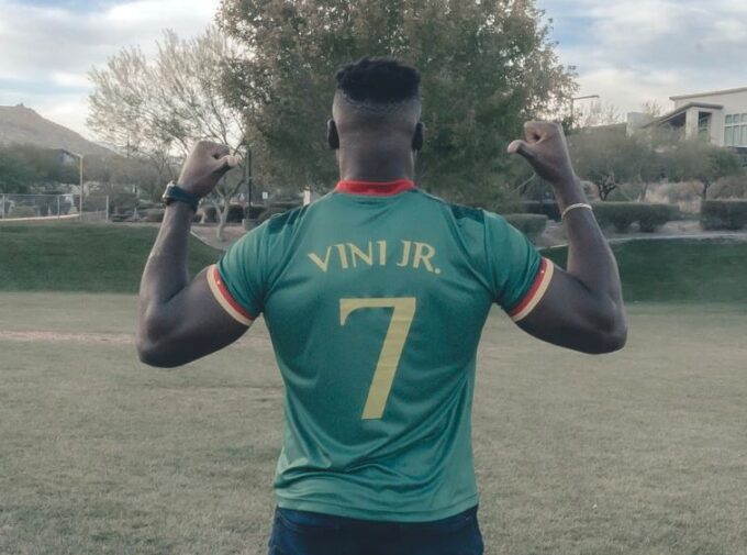 Ngannou com uma camisa da seleção de Camarões com o nome de Vini Jr. / Reprodução Instagram